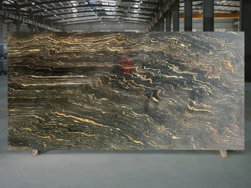 Dalle de granit Or Arizona avec fond noir audacieux et tourbillons dorés et crème dramatiques—granit noir avec éléments dorés pour comptoirs ou murs de mise en valeur.
