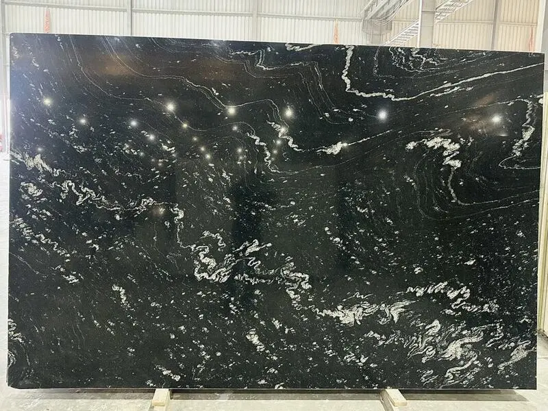 Dalle de granit noir avec des tourbillons blancs et des motifs naturels fins