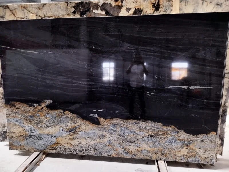 Dalle de granit Or Magma avec motifs tourbillonnants dynamiques d'or, beige et noir—granit noir premium avec veines dorées pour surfaces de déclaration.