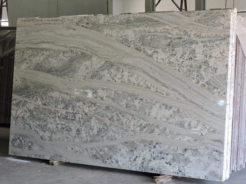 Dalle de granit blanc avec de larges veines grises et noires