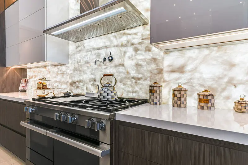 Imagen: Salpicadero de Cristallo Quartzite retroiluminado brillando con patrones naturales translúcidos en un entorno de cocina moderna.