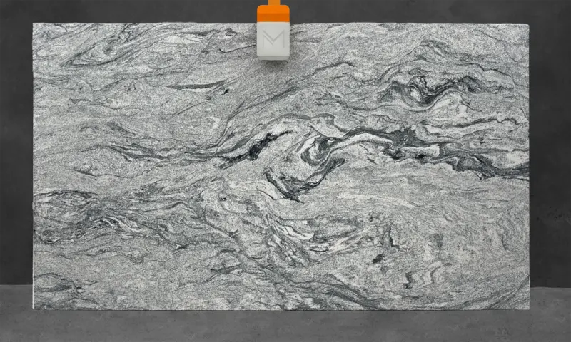 Dalle de granit blanc avec des tourbillons gris foncé et noirs sur la surface